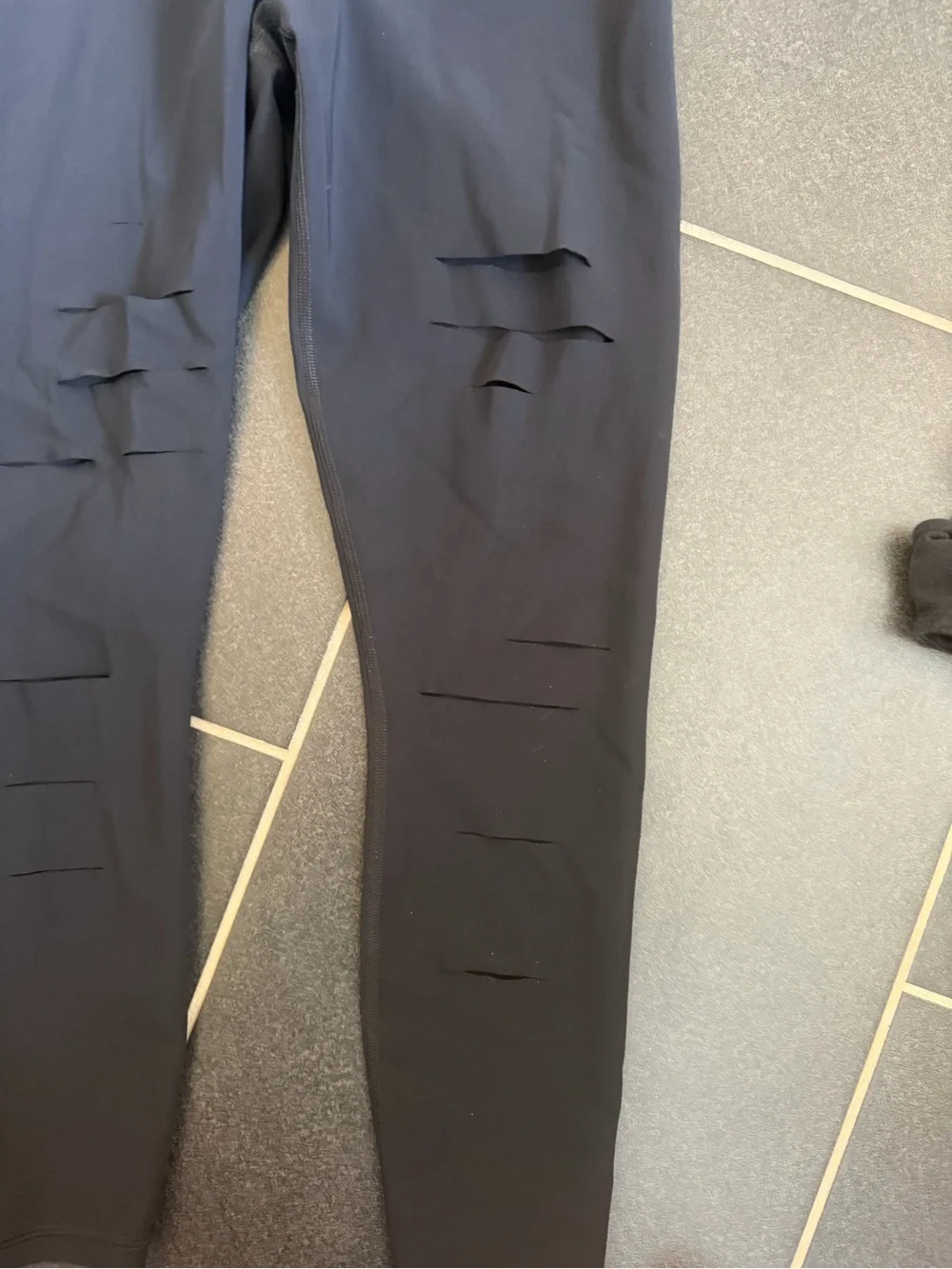 ALO Yoga Black 7/8 Ripped Warrior Leggings size small EUC